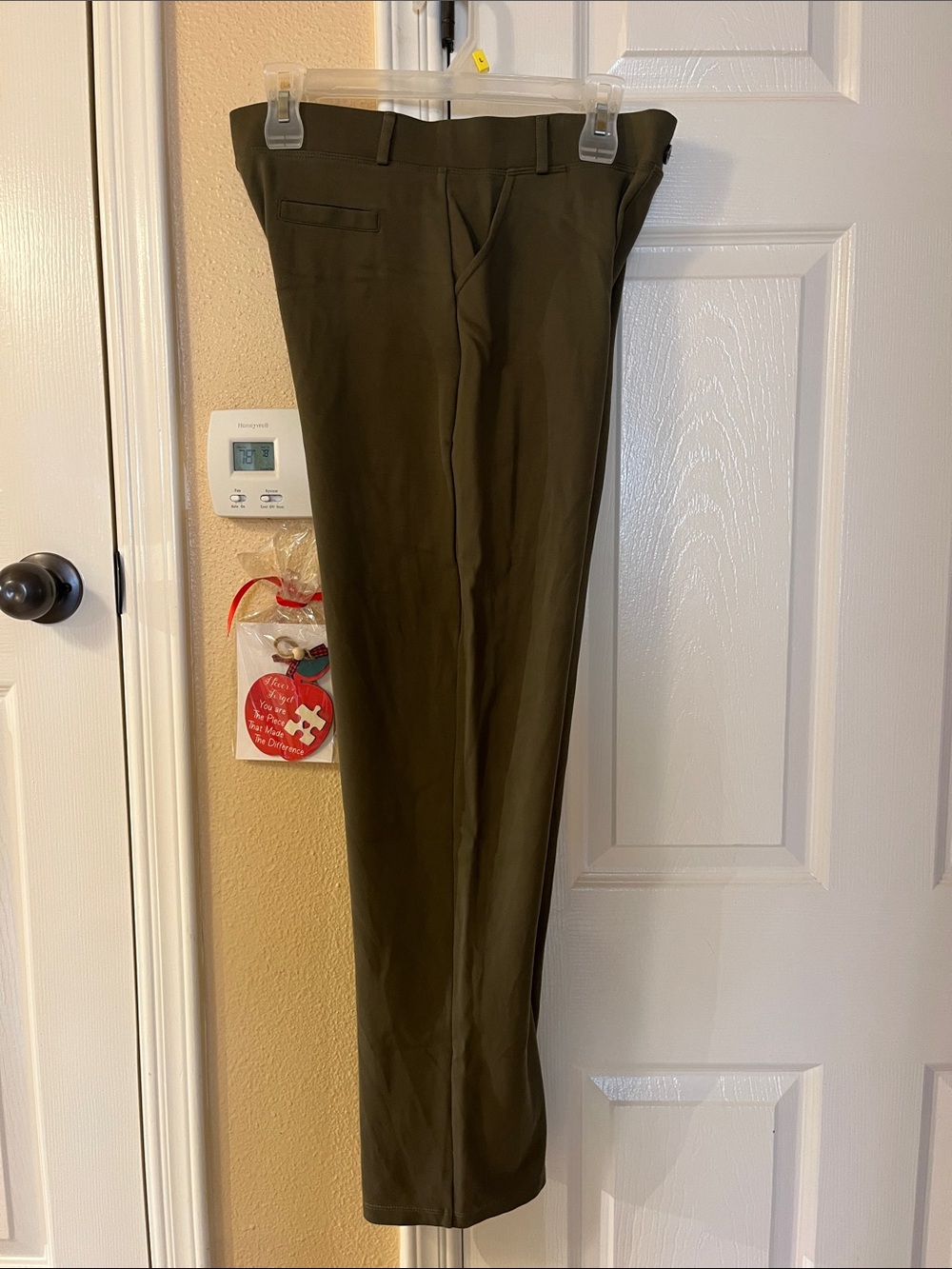high waist, boot cut, stretch fabric, functional front pockets and belt loops